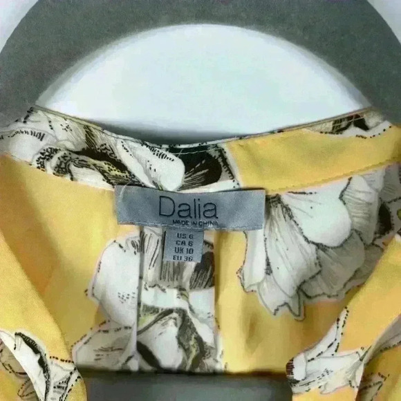 Dalia Yellow Floral Sleeveless Shorts Romper Button neck Womens 6 - Picture 3 of 6